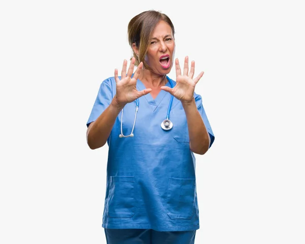 中年资深护士医生在孤立的背景下害怕和惊恐的表情用手停止手势 在休克中大叫 恐慌概念 — 图库照片