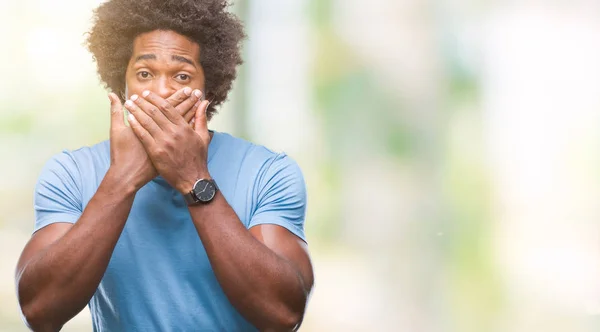 Uomo Afro Americano Sfondo Isolato Scioccato Bocca Copertura Con Mani — Foto Stock