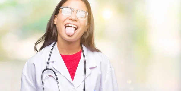 若いアラブ医師女性の舌を付着分離背景上アウト面白い表現に満足 感情の概念 — ストック写真