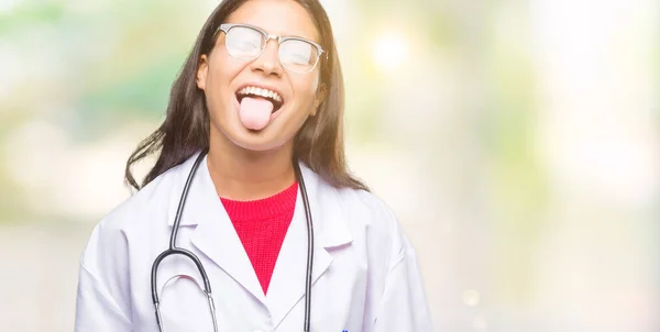 Jonge Arabische Dokter Vrouw Geïsoleerde Achtergrond Steken Tong Uit Blij — Stockfoto