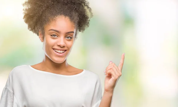 Unga Afro Amerikansk Kvinna Över Isolerade Bakgrund Med Ett Stort — Stockfoto