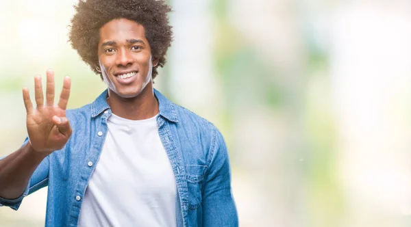 非裔美国男子在孤立的背景显示和指向手指数四 而微笑着自信和快乐 — 图库照片