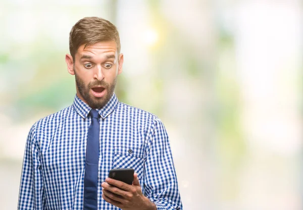 Jonge Hadsome Man Sms Verzenden Bericht Smartphone Geïsoleerd Achtergrond Bang — Stockfoto
