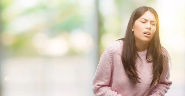 Joven Mujer Hispana Hermosa Usando Suéter Con Mano Estómago Porque — Foto de Stock