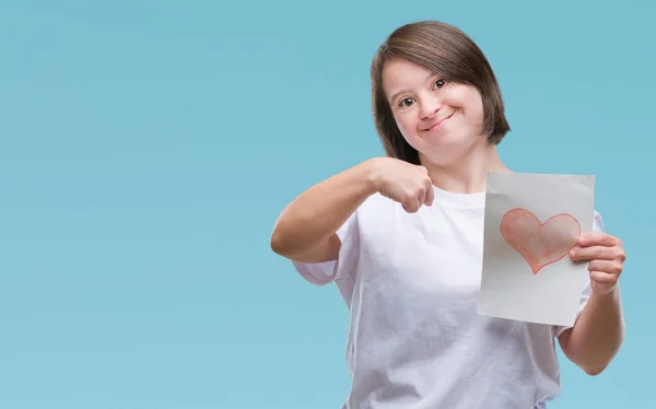 Junge Erwachsene Frau Mit Syndrom Hält Rote Herzkarte Vor Isoliertem — Stockfoto