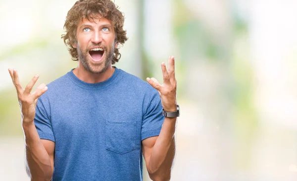 Bonito Homem Modelo Hispânico Sobre Fundo Isolado Louco Louco Gritando — Fotografia de Stock