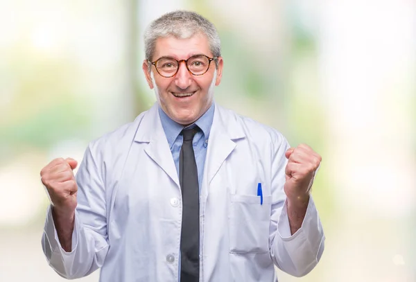 Pěkný Starší Lékař Vědec Profesionální Muž Nosí Bílý Plášť Přes — Stock fotografie
