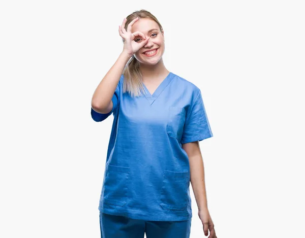 Młoda Blondynka Chirurg Lekarz Kobieta Ubrana Uniform Medyczny Białym Tle — Zdjęcie stockowe