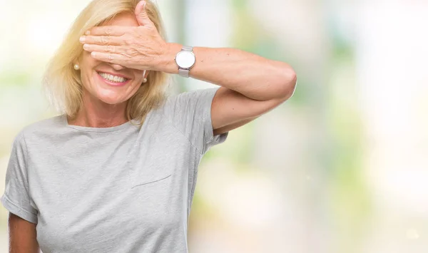 Blonde Vrouw Van Middelbare Leeftijd Geïsoleerde Achtergrond Glimlachen Lachen Met — Stockfoto