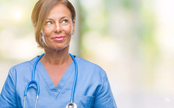 Enfermera Mediana Edad Médico Mujer Sobre Fondo Aislado Sonriendo Mirando — Foto de Stock