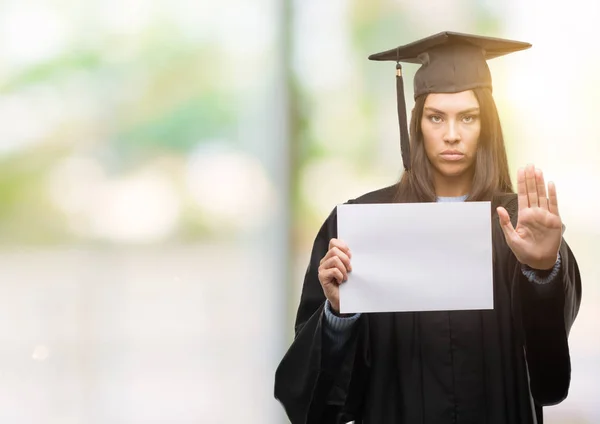 Mujer Hispana Joven Con Uniforme Graduado Sosteniendo Papel Diploma Con — Foto de Stock