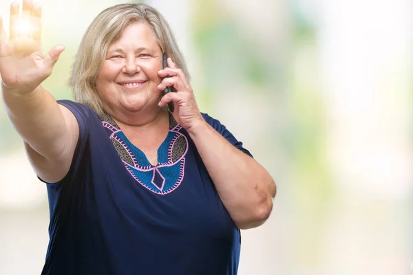 Senior Size Mulher Caucasiana Falando Telefone Sobre Fundo Isolado Com — Fotografia de Stock