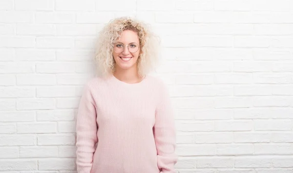 Young Blonde Woman Curly Hair White Brick Wall Happy Cool — Stock Photo, Image