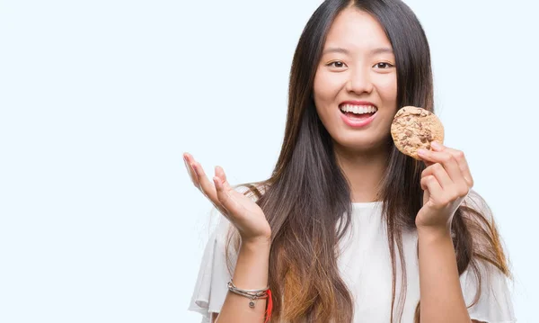 Joven Mujer Asiática Comiendo Galletas Chocolate Sobre Fondo Aislado Muy — Foto de Stock