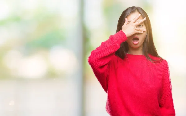 Wanita Asia Muda Yang Mengenakan Sweater Musim Dingin Atas Latar — Stok Foto