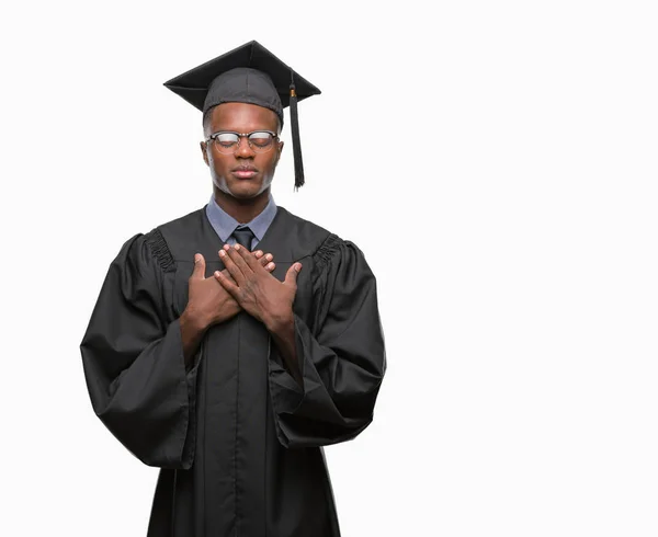 Ung Utexaminerades Afroamerikanska Mannen Över Isolerade Bakgrund Leende Med Händer — Stockfoto