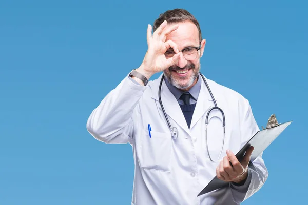 Orta Yaş Üst Düzey Ağarmış Doktor Adam Holding Pano Ile — Stok fotoğraf