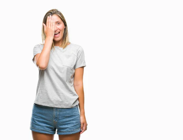 Young Beautiful Woman Isolated Background Covering One Eye Hand Confident — Stock Photo, Image