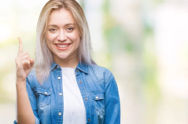 Mujer Rubia Joven Sobre Fondo Aislado Apuntando Con Dedo Hacia — Foto de Stock