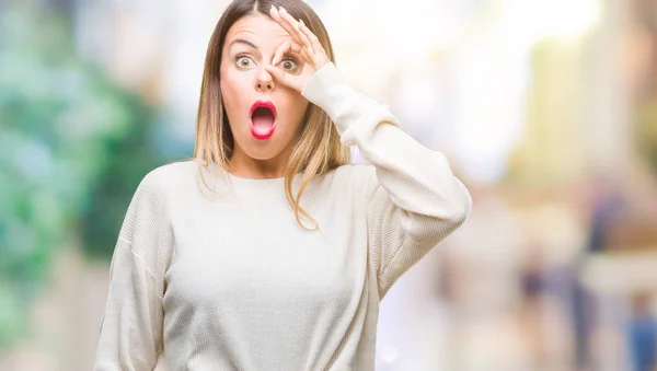 Giovane Bella Donna Casual Maglione Bianco Sfondo Isolato Facendo Gesto — Foto Stock