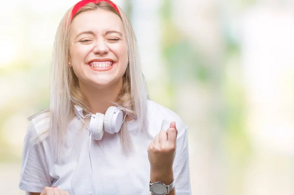Молодая Блондинка Наушниках Слушающая Музыку Изолированном Фоне Счастлива Взволнована Делая — стоковое фото