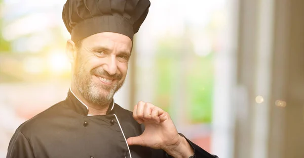 Homem Cozinheiro Sênior Usando Chapéu Chef Orgulhoso Animado Arrogante Apontando — Fotografia de Stock