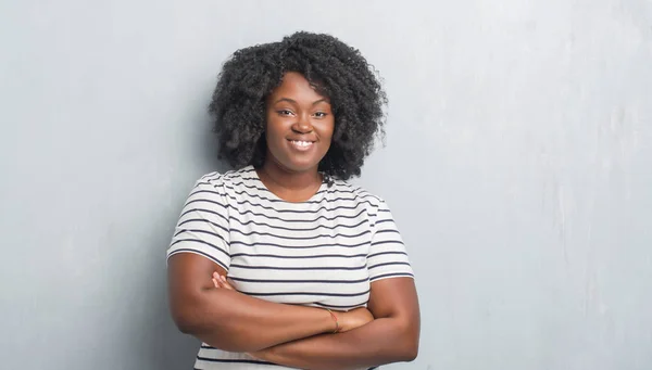 Молодой Африканский Американец Плюс Женщина Размером Серую Гранж Стену Счастливое — стоковое фото
