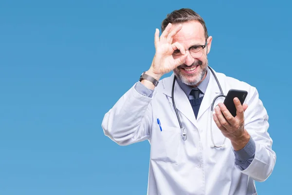Edad Media Hoary Médico Hombre Mensajes Texto Utilizando Teléfono Inteligente —  Fotos de Stock