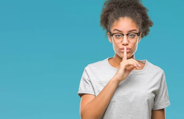 Junge Afroamerikanerin Mit Brille Vor Isoliertem Hintergrund Die Darum Bittet — Stockfoto