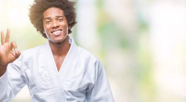 Afro American Człowiek Ubrany Karate Kimono Białym Tle Tło Uśmiechający — Zdjęcie stockowe