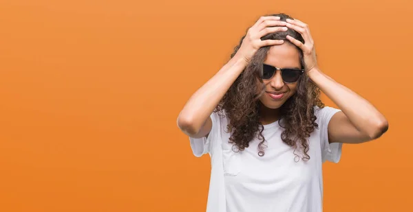 Genç Kadın Giyiyor Güneş Gözlüğü Çünkü Umutsuz Stresli Baş Ağrısı — Stok fotoğraf