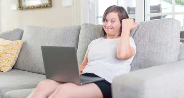 Mulher Síndrome Casa Usando Laptop Computador Apontando Mostrando Com Polegar — Fotografia de Stock