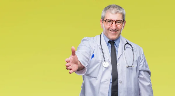 Przystojny Doktor Starszy Mężczyzna Białym Tle Uśmiechnięty Oferuje Przyjazny Uścisk — Zdjęcie stockowe