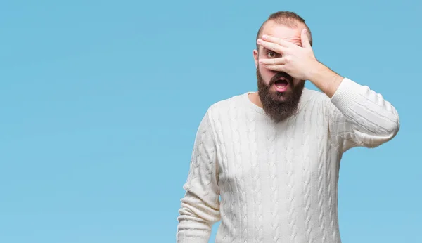 Giovane Uomo Hipster Caucasico Indossa Maglione Invernale Sfondo Isolato Sbirciando — Foto Stock