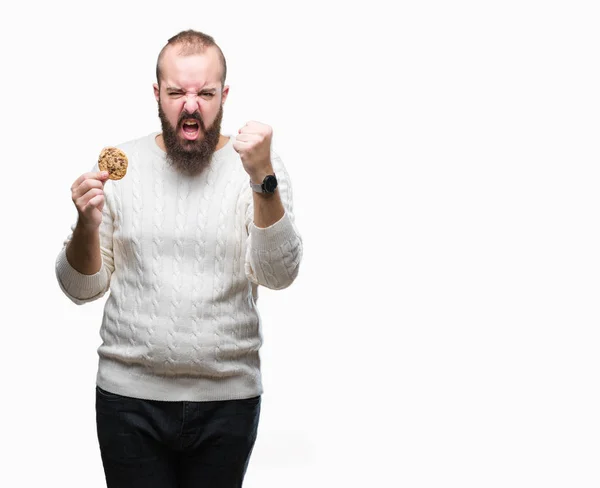 Joven Hipster Hombre Comiendo Galletas Chips Chocolate Sobre Fondo Aislado —  Fotos de Stock