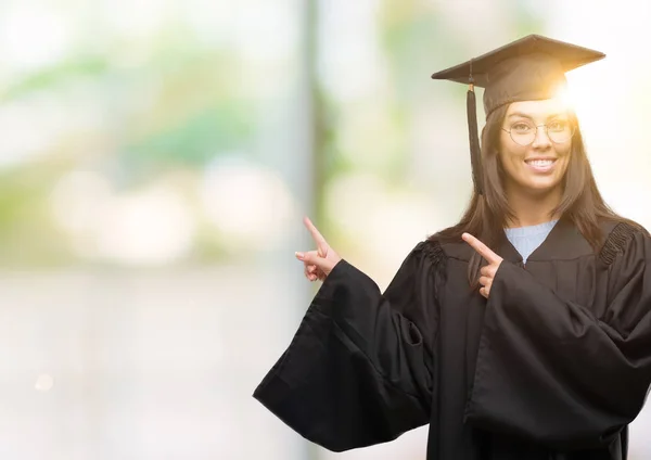 Junge Hispanische Frau Mit Schirmmütze Und Uniform Die Lächelnd Die — Stockfoto