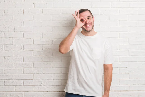 Joven Hombre Caucásico Pie Sobre Pared Ladrillo Blanco Haciendo Buen — Foto de Stock