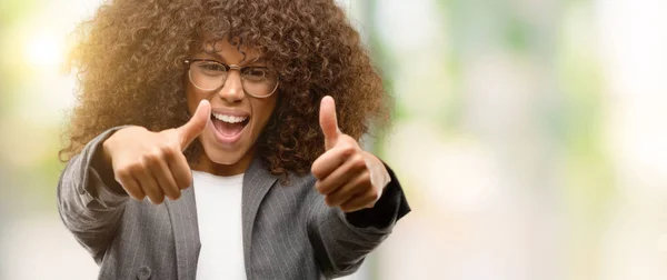 African American Business Kvinna Som Bär Glasögon Godkännande Gör Positiv — Stockfoto