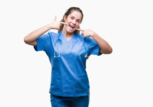 Joven Chica Doctora Morena Vistiendo Uniforme Enfermera Cirujano Sobre Fondo — Foto de Stock