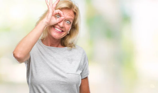 Mujer Rubia Mediana Edad Sobre Fondo Aislado Haciendo Buen Gesto —  Fotos de Stock