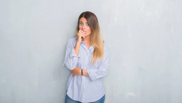 Mujer Adulta Joven Sobre Pared Grunge Gris Que Usa Ropa — Foto de Stock