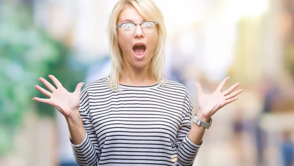 Jonge Mooie Blonde Vrouw Bril Geïsoleerd Achtergrond Vieren Gek Verbaasd — Stockfoto