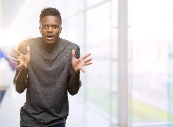 Joven Hombre Afroamericano Vistiendo Camiseta Gris Celebrando Loco Sorprendido Por — Foto de Stock