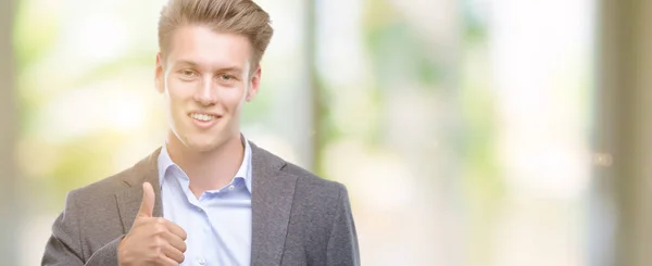 Joven Hombre Negocios Rubio Guapo Haciendo Gesto Feliz Con Mano —  Fotos de Stock