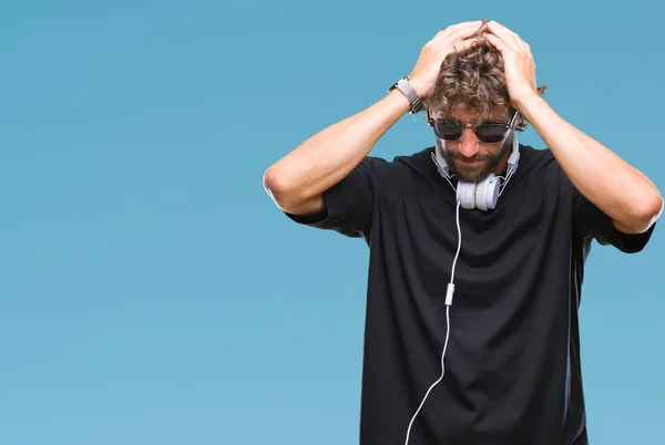 Bonito Homem Hispânico Ouvindo Música Usando Fones Ouvido Sobre Fundo — Fotografia de Stock