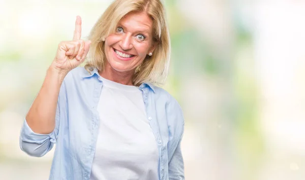 Donna Bionda Mezza Età Sfondo Isolato Puntando Dito Verso Alto — Foto Stock