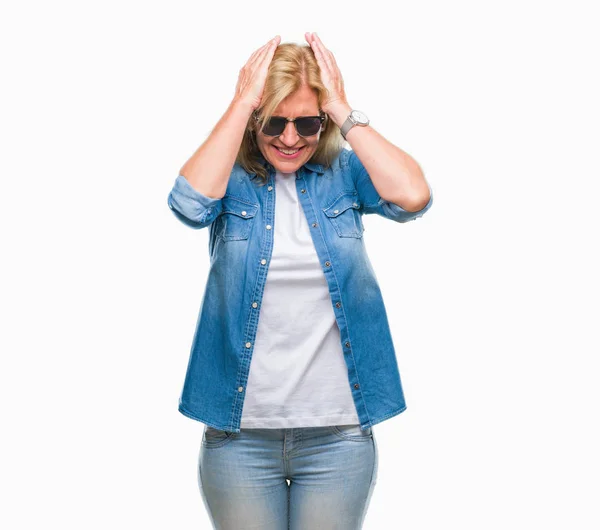 Mujer Rubia Mediana Edad Con Gafas Sol Sobre Fondo Aislado — Foto de Stock