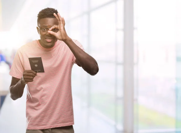 Joven Afroamericano Portador Pasaporte Alemán Con Cara Feliz Sonriendo Haciendo — Foto de Stock