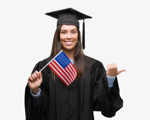 Joven Mujer Hispana Vestida Con Uniforme Graduado Sosteniendo Bandera América —  Fotos de Stock