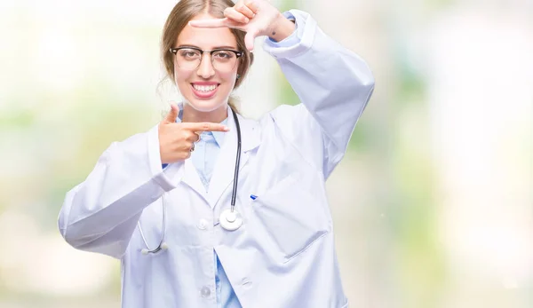 Schöne Junge Blonde Ärztin Medizinischer Uniform Über Isoliertem Hintergrund Lächelnd — Stockfoto